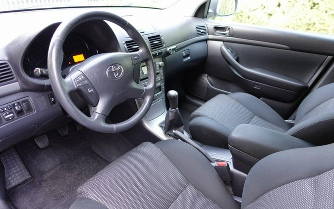 Toyota Avensis cena 17900 przebieg: 208000, rok produkcji 2006 z Nowe Miasto nad Pilicą małe 137
